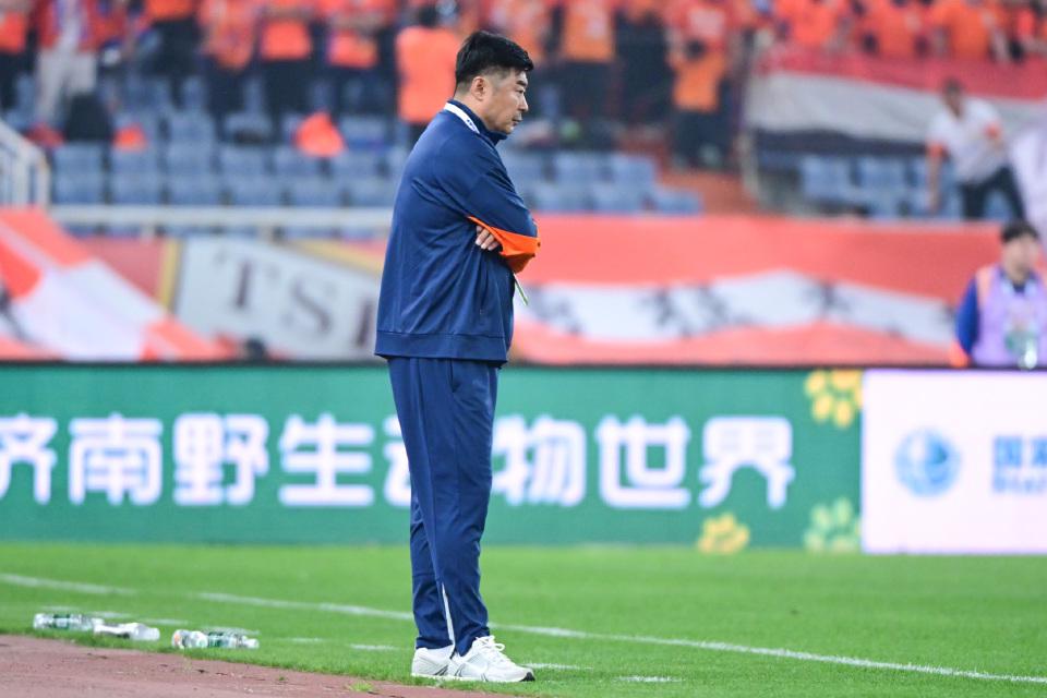 哈兰德社媒晒与全场最佳奖杯合照：有些时刻无法用言语形容